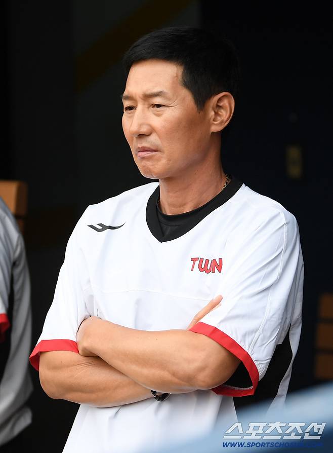 9일 잠실구장에서 열린 LG 트윈스와 한화 이글스의 경기. LG 염경엽 감독이 톨허스트 불펜 피칭을 지켜보고 있다. 잠실=박재만 기자 pjm@sportschosun.com/2025.08.09/