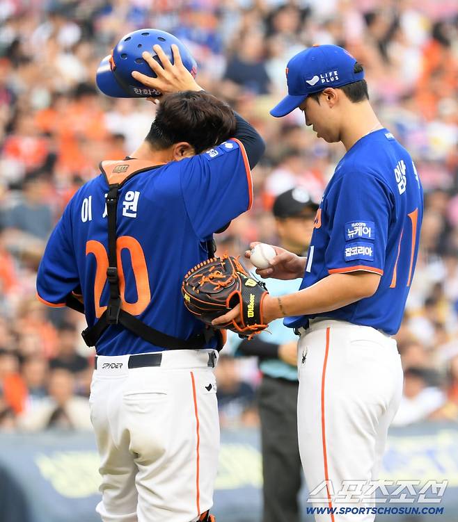 9일 잠실구장에서 열린 LG 트윈스와 한화 이글스의 경기. 한화 포수 이재원이 1회부터 마운드를 찾아 선발 엄상백을 격려하고 있다. 잠실=박재만 기자 pjm@sportschosun.com/2025.08.09/