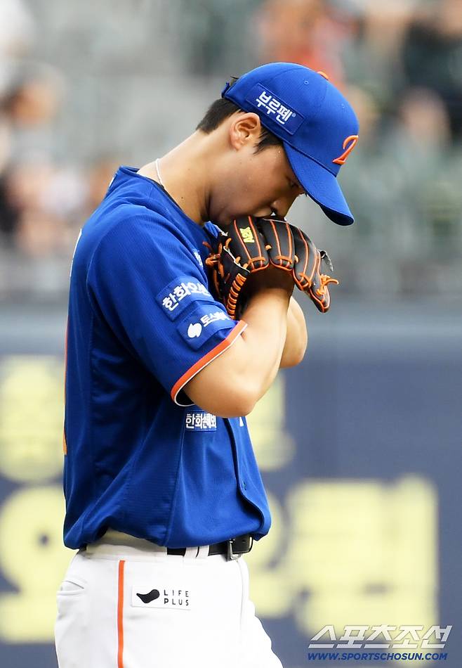 9일 잠실구장에서 열린 LG 트윈스와 한화 이글스의 경기. 한화 엄상백이 숨을 고르고 있다. 잠실=박재만 기자 pjm@sportschosun.com/2025.08.09/