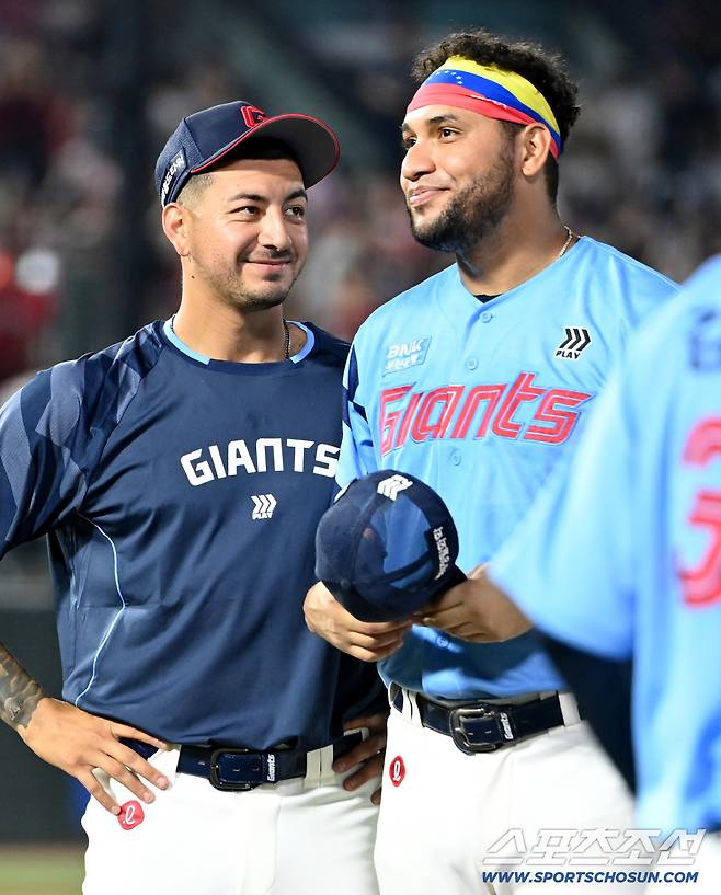 8일 부산 사직야구장에서 열린 SSG와 롯데의 경기, SSG가 1대0으로 승리했다. 경기 후 그라운드에 나와 팬들에게 인사하는 벨라스케즈와 레이예스 . 부산=허상욱 기자wook@sportschosun.com/2025.08.08/