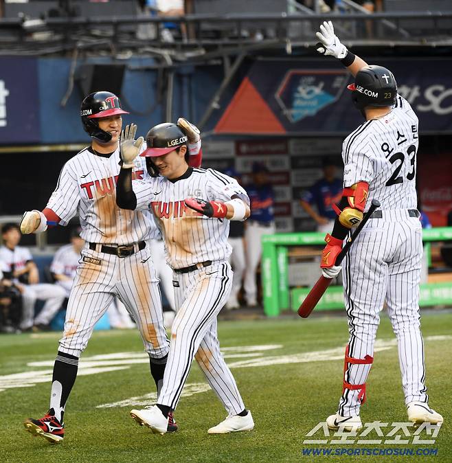 9일 잠실구장에서 열린 LG 트윈스와 한화 이글스의 경기. 2회말 무사 1,2루 LG 문성주 적시타 때 득점한 박해민과 신민재가 기뻐하고 있다. 잠실=박재만 기자 pjm@sportschosun.com/2025.08.09/