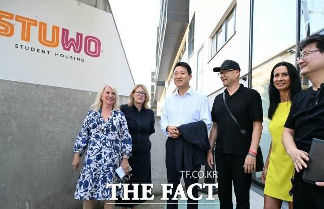 오세훈 서울시장이 지난 7월 2일 오스트리아 '융에스 보넨'의 시공사와 기숙사 운영업체 관계자들과 기념 촬영하고 있다./서울시