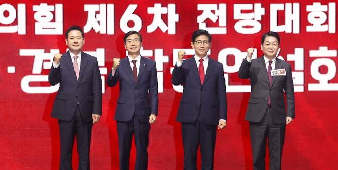 국민의힘 당대표 선거에 출마한 장동혁·조경태·김문수·안철수(왼쪽부터) 후보가 8일 대구 북구 엑스코에서 열린 국민의힘 제6차 전당대회 대구·경북 합동연설회에서 단체 사진 촬영을 하고 있다. 연합뉴스