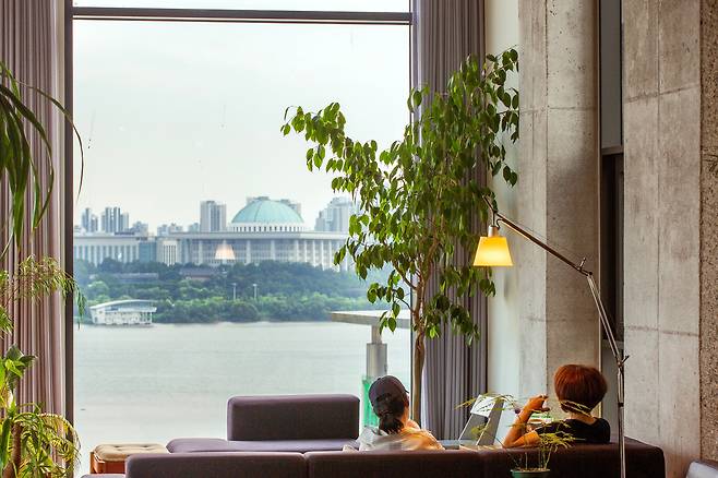 한강 전망 카페 지도도 바뀌고 있다. 마포구 상수동의 '빈브라더스 커피하우스'는 MZ 세대들 사이에서 '한강 뷰 카페'로 유명하다. 창 밖으로 국회의사당이 그림처럼 걸린다. 매일 출퇴근 하며 보던 한강 풍경도 새롭게 보인다. / 김용재 영상미디어 기자