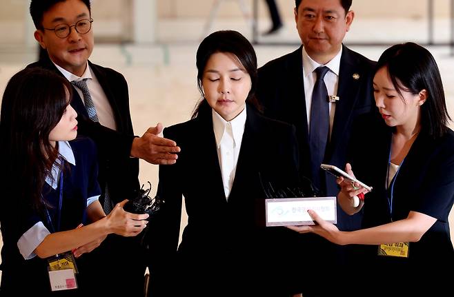 윤석열 전 대통령의 부인 김건희 여사가 지난 6일 서울 종로구에 마련된 김건희 특검팀(특별검사 민중기) 사무실에 첫 조사를 받기 위해 피의자 신분으로 출석하고 있다./뉴스1