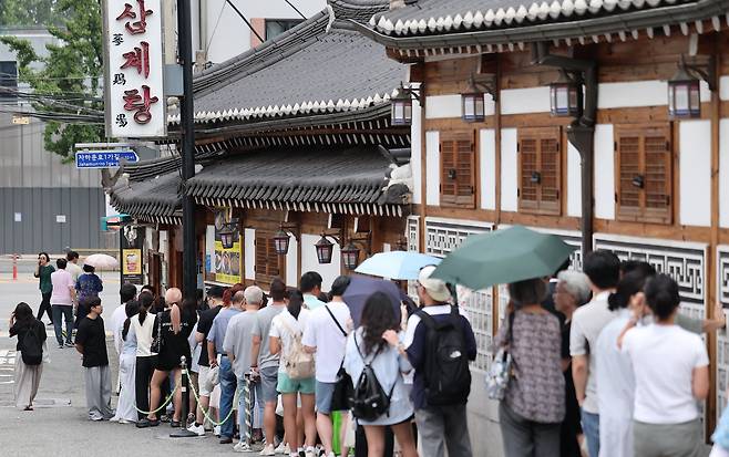 지난 8일 서울 종로구의 한 삼계탕 전문점을 찾은 시민들이 점심식사를 위해 줄지어 대기하고 있다./뉴스1