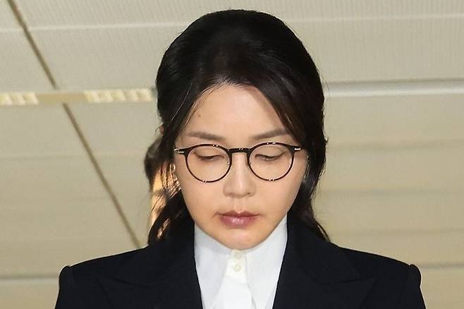 윤석열 전 대통령 부인 김건희 여사가 지난 6일 서울 종로구 KT광화문빌딩 웨스트에 마련된 민중기 특별검사팀에서 피의자 신분으로 조사를 받고 귀가하고 있다.ⓒ연합뉴스