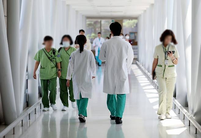 서울 소재 한 대학병원에서 의료진이 걸어가고 있다. 보건복지부 수련환경평가위원회는 올해 하반기에 근무할 전공의 1만3498명을 수련병원별로 11~29일 모집한다고 밝혔다. 뉴시스