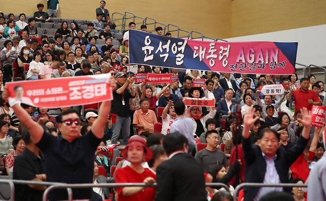 8일 오후 대구 북구 엑스코에서 열린 국민의힘 전당대회 합동연설회에서 당원들이 반탄(탄핵 반대)파와 찬탄(탄핵 찬성)파로 나뉘어 플래카드를 들거나 구호를 외치고 있다. 대구=뉴스1