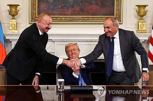 도널드 트럼프(가운데) 미국 대통령의 중재로 일함 알리예프 아제르바이잔 대통령(왼쪽)과 니콜 파시냔 아르메니아 총리가 8일(현지시간) 백악관에서 열린 공동선언문 서명행사에서 악수하고 있다. 워싱턴DC(미국) 로이터=연합뉴스