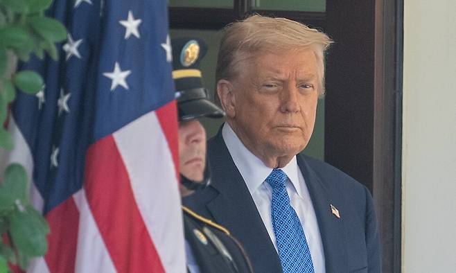 8일 미국 워싱턴 디시(D.C.) 백악관에서 도널드 트럼프 미국 대통령(오른쪽)이 일함 알리예프 아제르바이잔 대통령을 맞이하기 위해 대기하고 있다. 워싱턴/신화 연합뉴스