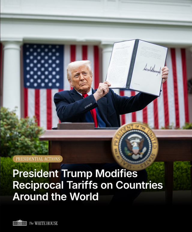 미국 백악관이 1일 사회관계망서비스(SNS)인 엑스(X)에 도널드 트럼프 대통령이 상호관세율 수정 행정명령에 서명했다며 올린 사진. 미국의 새 상호관세는 8월부터 발효된다. 백악관 X 캡처