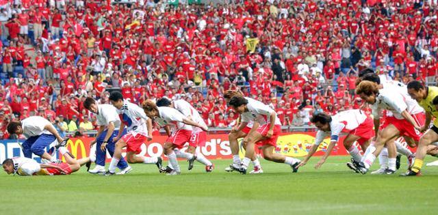 2002년 한일 월드컵 한국-스페인 8강전에서 스페인을 꺾고 4강 신화를 이룬 월드컵 대표팀이 경기장을 돌며 축하 세리머니를 펼치고 있다. 광주=연합뉴스