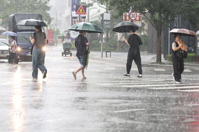 8일 오후 서울 종로구 일대에서 우산을 쓴 시민들이 발걸음을 재촉하고 있다. 뉴스1