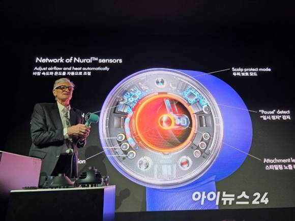 지난해 제임스 다이슨 다이슨 창립자 겸 창업자이자 수석 엔지니어가 서울 성동구에서 열린 신제품 발표회에서 신제품을 설명하고 있다. [사진=권용삼 기자]