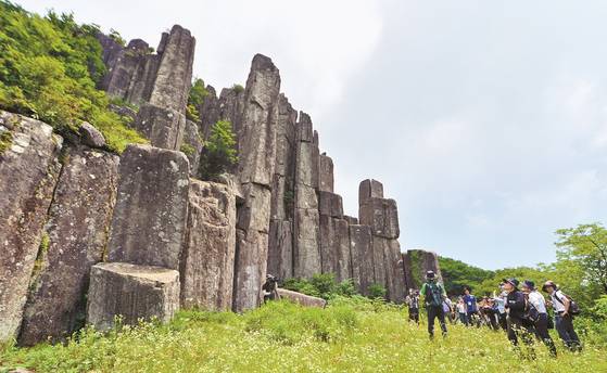 광주 무등산국립공원 내 주상절리대인 입석대 전경. 하늘을 향해 솟아오른 돌기둥이 무리를 이룬 이곳은 2018년 4월 유네스코의 세계지질공원에 지정됐다. 뉴시스