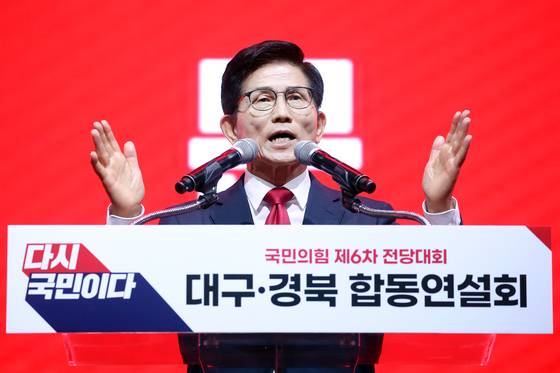 김문수 국민의힘 당 대표 후보가 8일 오후 대구 북구 엑스코에서 열린 국민의힘 제6차 전당대회 대구·경북 합동연설회에서 정견발표를 하고 있다. 뉴스1