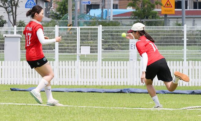 가온중 선수들이 바운드 된 공이 외야 경계선을 넘어 포(4득점,Four)를 기록하는 것을 막기 위해 아슬아슬하게 공을 걷어내고 있다.