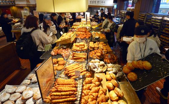 대전 성심당 본점에서 고객들이 빵을 사고 있다. 김성태 객원기자