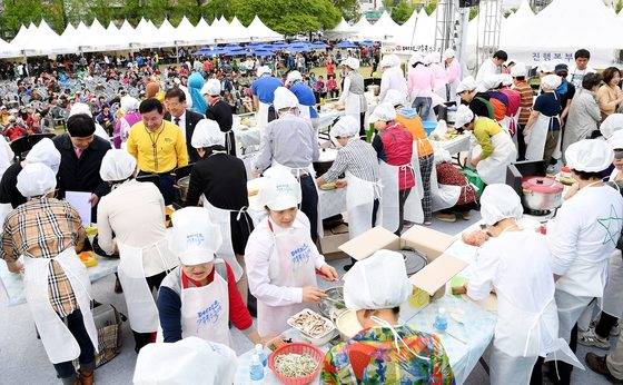칼국수 축제에서 칼국수 요리 경연대회가 열렸다. 사진 대전 중구