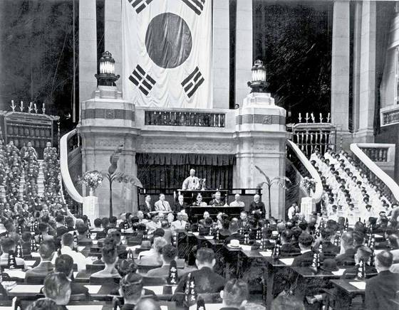 1948년 5월 31일 제헌국회 개원식의 이승만 국회의장(단상 위). [중앙포토]