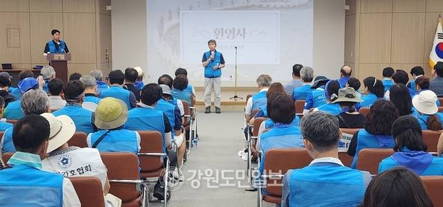 ▲ 이인영 국회의원이 2025년 통일걷기를 마친 후 환영사를 겸한 격려사를 하며 내년 10주년 통일걷기 행사를 기약했다.