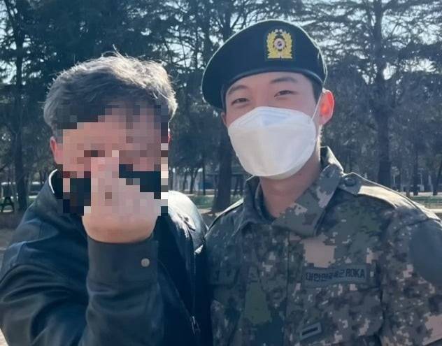 안태랑씨가 사고 전 아버지와 함께 사진을 찍고 있다.  /사진=TAERANI 유튜브 계정 갈무리