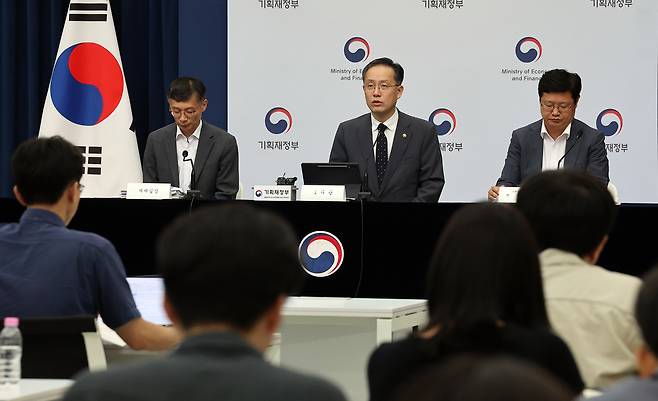 이형일 기획재정부 1차관(가운데)이 지난 7월 29일 정부세종청사 브리핑실에서 2025 세제 편안 상세 브리핑을 하고 있다. 연합뉴스