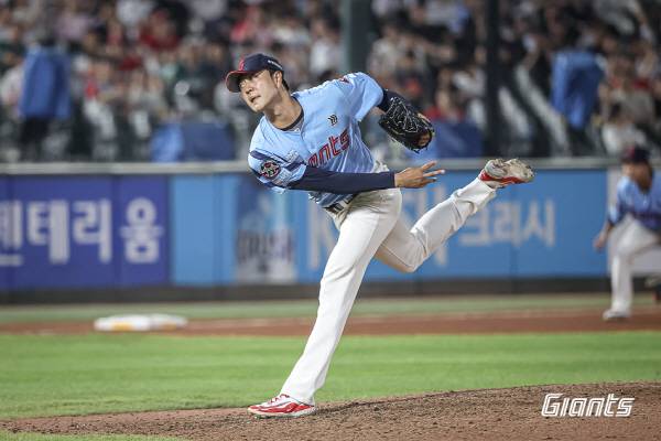 롯데 투수 윤성빈이 지난 8일 부산 사직구장에서 열린 SSG와 3연전 첫 경기에 등판해 힘껏 공을 던지고 있다. 롯데 자이언츠 제공