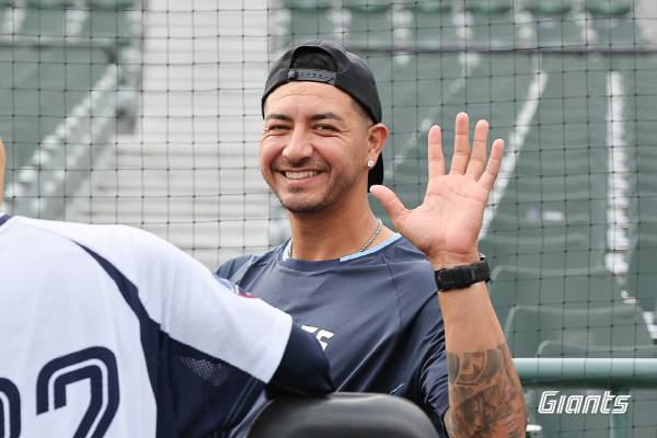 지난 8일 입국한 빈스 벨라스케즈가 부산 사직구장을 찾아 카메라를 향해 손을 흔들고 있다. 롯데 자이언츠 제공