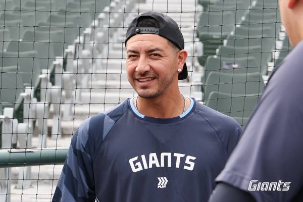 지난 8일 사직구장을 찾은 빈스 벨라스케즈가 롯데 선수들과 이야기를 나누고 있다. 롯데 자이언츠 제공