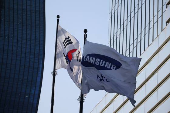 A flag bearing the logo of Samsung Electronics flutters at the company's office building in Seoul on April 15. [REUTERS/YONHAP]