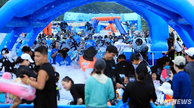 8월 둘째 주말인 9일 강원 인제군 여름 축제 '여름愛(애) 인제愛 빠지다'에는 이른 시간부터 많은 관광객들이 찾아 성황을 이뤘다.