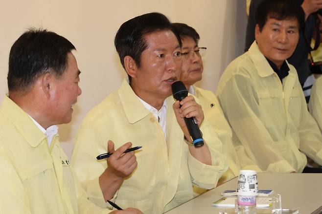 더불어민주당 정청래 대표가 8일 전남 무안군 승달문화예술회관에 마련된 수해 임시 대피소를 찾아 피해 주민들과 간담회를 하고 있다. 연합뉴스