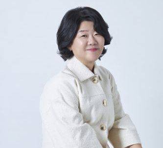 영화 ‘좀비딸’에서 사랑스러운 할머니 밤순을 연기한 배우 이정은. 그는 “영화 한 편의 흥행으로 한국영화의 부활을 만드는 건 기적 같은 일”이라며 “경쟁작들도 다 같이 흥하는 여름이 됐으면 좋겠다”고 말했다. NEW 제공