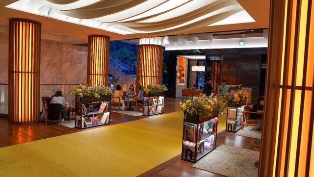 ‘에르메스 오렌지색’ 조명과 화려하면서 세련된 천장 및 바닥 인테리어가 눈에 띄는 서울 서대문구 원천교회 1층 로비 모습.