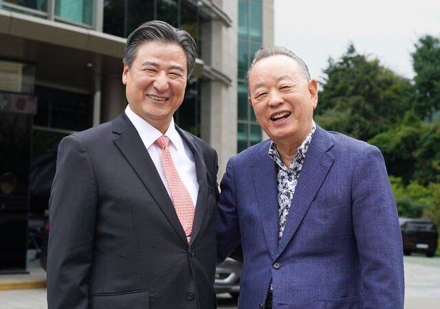 교회 앞에서 환하게 웃는 문강원 목사(왼쪽)와 이중명 장로.