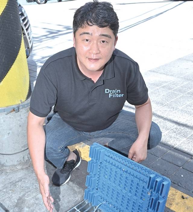 드레인필터가 개발한 ‘그레이팅 필터’가 수원시 인계동 일대 에 설치되고 있다. 홍기웅기자