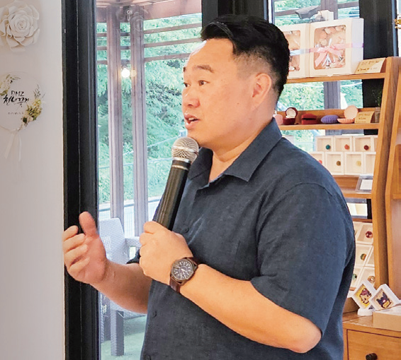 파주 DMZ 접경지역의 관광 체험 공간 ‘디엠지라운지’ 송영철 대표가 소상공인시장진흥공단 스마트상점 기술보급사업을 통해 설치한 이동식 스크린을 활용해 고객들에게 꽃차 강의를 하고 있다. 본인 제공