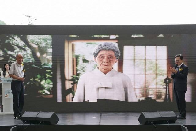 9일 경기도 광주시 나눔의집에서 열린 '2025년 일본군 위안부 피해자 기림의 날' 기념식에서 AI 기술로 복원된 故 김순덕 할머니의 모습. 경기도 제공