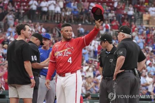 관중들에게 인사하는 몰리나 / 사진=연합뉴스