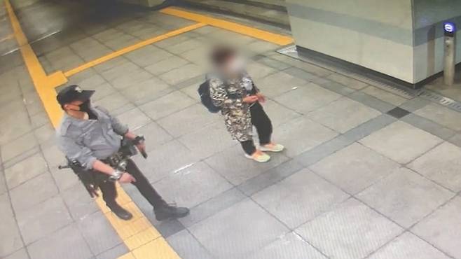 경찰복 차림으로 활보하다 경찰에 체포된 50대 남성 [사진제공=경기북부경찰청]