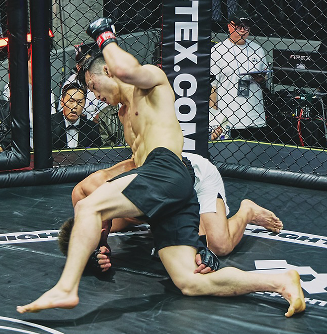 장윤성이 2025년 4월 서울특별시 스포모티브 ZFN 오리진에서 UFC 3전 파이터 아베 다이치한테 강력한 그라운드 앤드 파운드를 구사하고 있다. 사진=MCP ECC