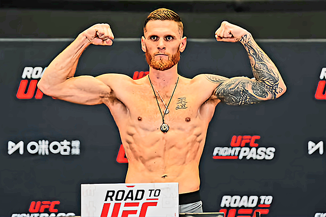 호주 2개 단체 웰터급 챔피언 키트 캠벨이 2025년 Road to UFC 시즌4 준준결승 쇼케이스 계체를 통과하고 있다. 사진=TKO