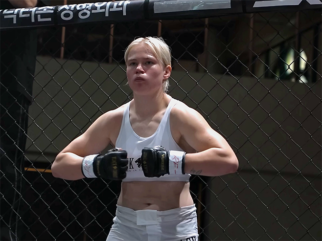 국제종합격투기연맹 세계청소년선수권대회 금메달리스트 알료나 아기셰바가 2025년 8월 경기도 오산시 블랙컴뱃 라이즈 7 코-메인이벤트 시작을 기다리고 있다. 사진=이데아 파라곤