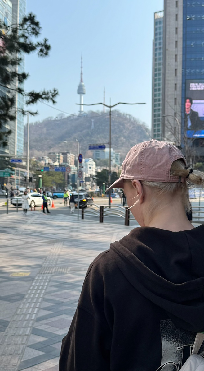 국제종합격투기연맹 세계청소년선수권대회 금메달리스트 알료나 아기셰바가 2025년 3월 상대 부상에 따른 블랙컴뱃 라이즈 6 출전 무산 후 대한민국 서울특별시 남산타워 인근을 여행하고 있다. 사진@mcgrath