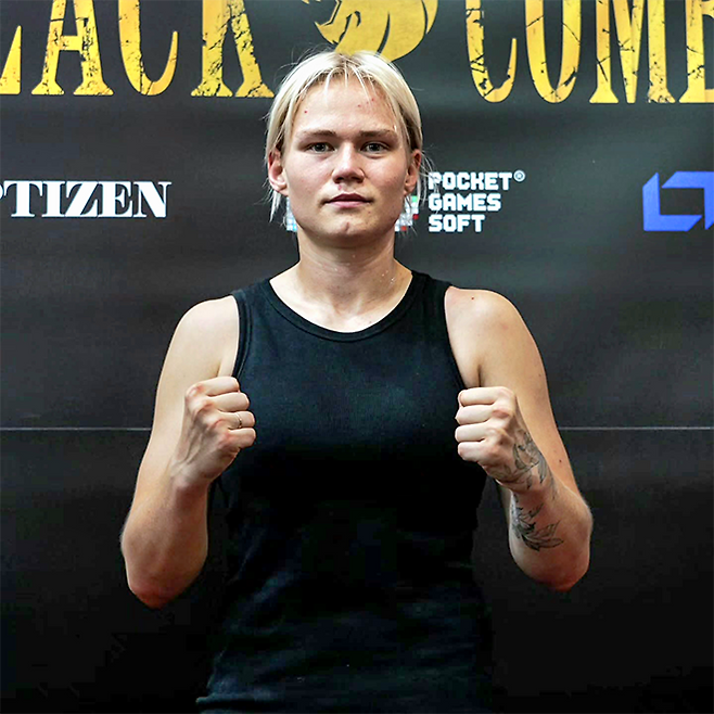 국제종합격투기연맹 세계청소년선수권대회 금메달리스트 알료나 아기셰바가 2025년 8월 블랙컴뱃 라이즈 7 코-메인이벤트 계체 통과 기념 촬영을 하고 있다. 사진=이데아 파라곤