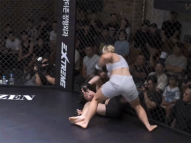 국제종합격투기연맹 세계청소년선수권대회 금메달리스트 알료나 아기셰바가 2025년 8월 블랙컴뱃 라이즈 7 코-메인이벤트 계약 체중 63㎏ 5분×3라운드에서 블랙컴뱃 여성부 P4P 1위 ‘짱구’ 전수민을 그라운드 앤드 파운드로 공격하고 있다. 사진=이데아 파라곤