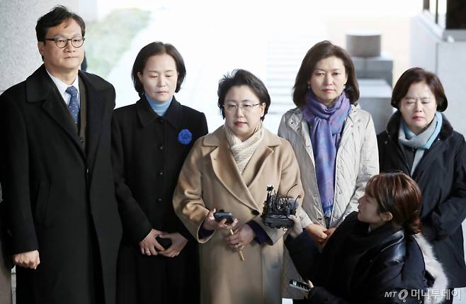 (서울=뉴스1) 사진공동취재단 = 조국혁신당 김선민 의원 등이 12일 서울 서초구 대법원에서 자녀 입시 비리 등 혐의로 기소된 조국 조국혁신당 대표의 상고심 선고 방청을 마친 후 입장을 밝히고 있다. 이날 조 대표는 징역 2년을 확정받아 의원직을 상실했다. 2024.12.12/뉴스1 Copyright (C) 뉴스1. All rights reserved. 무단 전재 및 재배포, AI학습 이용 금지. /사진=(서울=뉴스1) 사진공동취재단