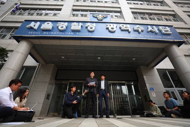 서민민생대책위원회 김순환 사무총장이 9일 이춘석 의원의 주식 차명거래 의혹 관련 고발인 조사를 위해 서울 마포구 서울경찰청 광역수사단 금융범죄수사대에 출석하며 기자회견을 하고 있다. 연합뉴스